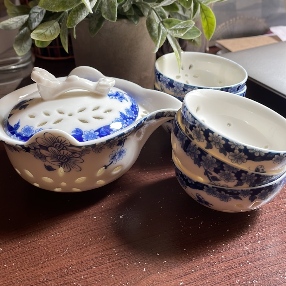 NEW Chinese blue floral tea set with leather carrying case